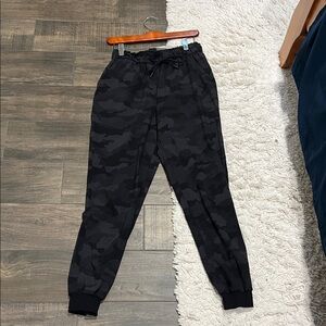 Lululemon Stretch High Rise Jogger in Heritage 365 Camo Deep Coal Sz 6